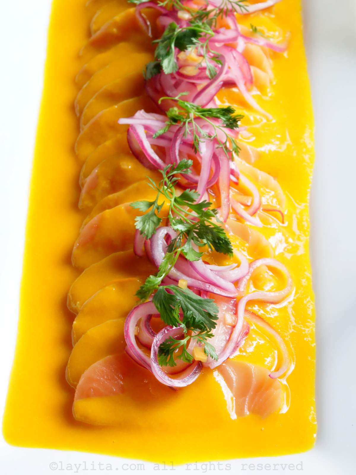 Tiradito péruvien à base de saumon et de fruits de la passion