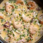 Fruits de mer dans une sauce crémeuse à l'ail et au vin
