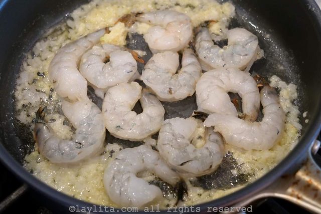 Ajoutez les crevettes et faites les poêler pendant 1 minute