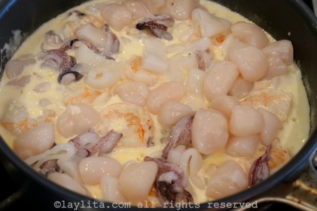 Mettez les calamars et les pétoncles de baie dans cette poêle