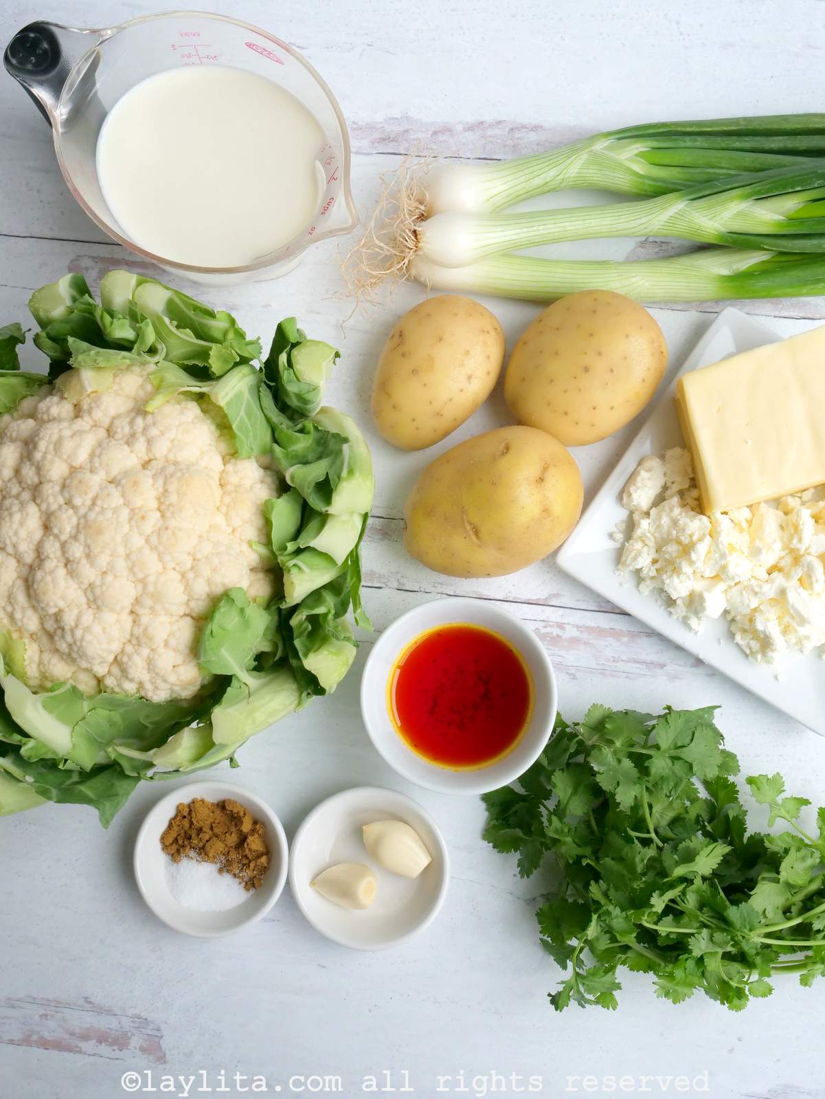 Ingrédients pour une soupe équatorienne crémeuse sur une table blanche