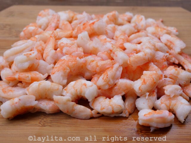 Coupez en petits morceaux les crevettes