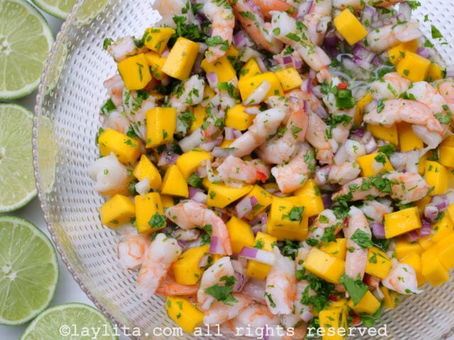 Mélangez les crevettes cuites avec les dés de mangue, les dés d’oignon rouge, le piment haché, la coriandre hachée, le jus de citron vert