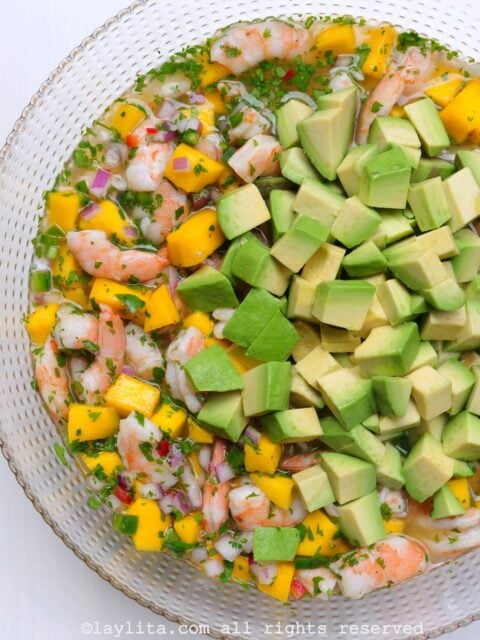 Au moment de servir le ceviche, ajoutez les dés d’avocat et une cuillère à soupe d’huile d’avocat