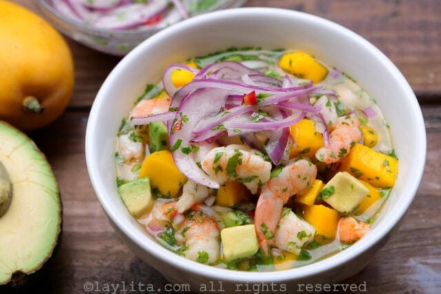 Servez le ceviche avec la salsa curtido à l’oignon