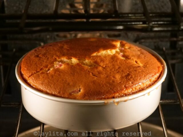 Faites cuire le gâteau au four préchauffé pendant ~45-50 minutes, jusqu'à ce que le dessus soit doré et qu'un cure-dent inséré dans le gâteau en ressorte propre.