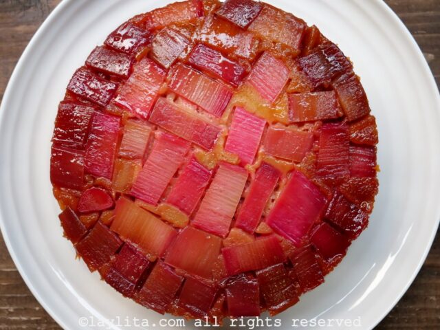 Préparation du gâteau à la rhubarbe