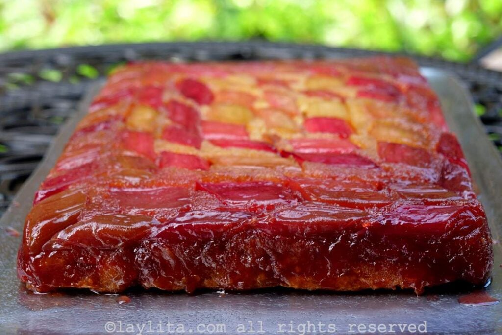 Vue d'un gâteau renversé à la rhubarbe sur une assiette en argent