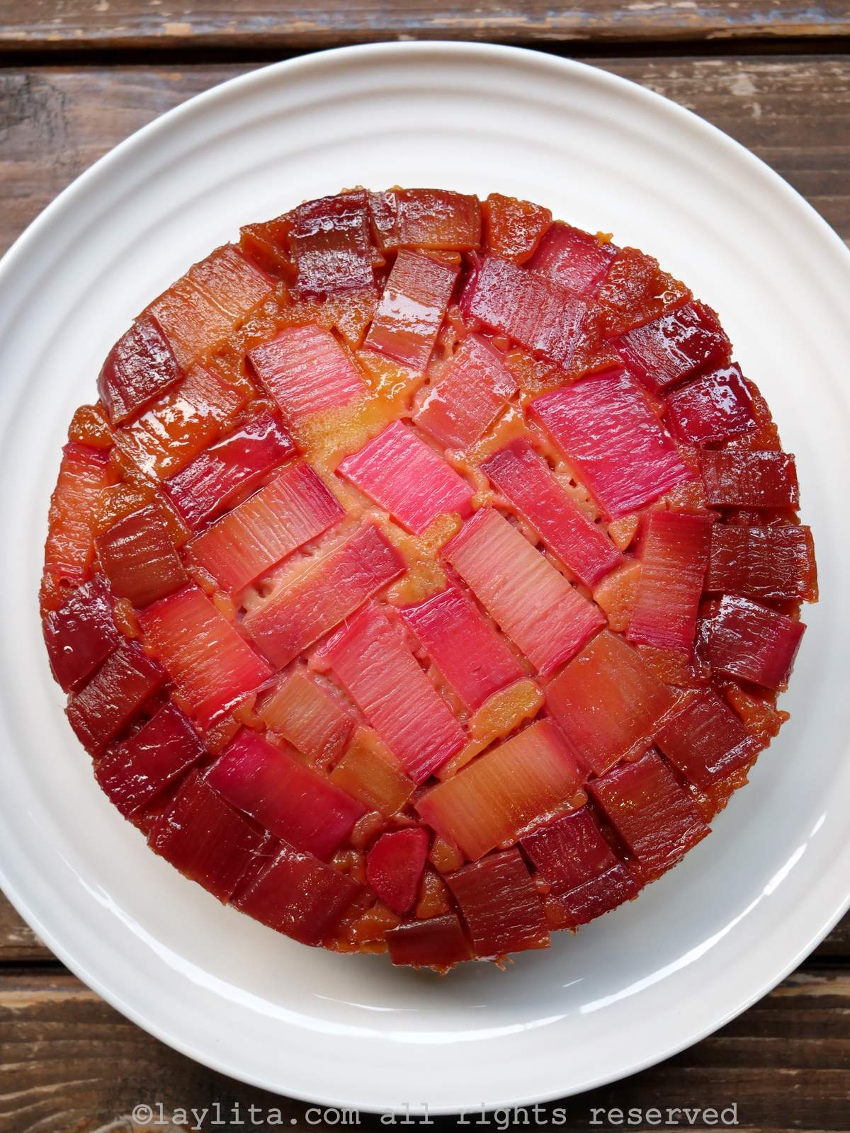 Vue de dessus d'un gâteau renversé à la rhubarbe sur une assiette blanche