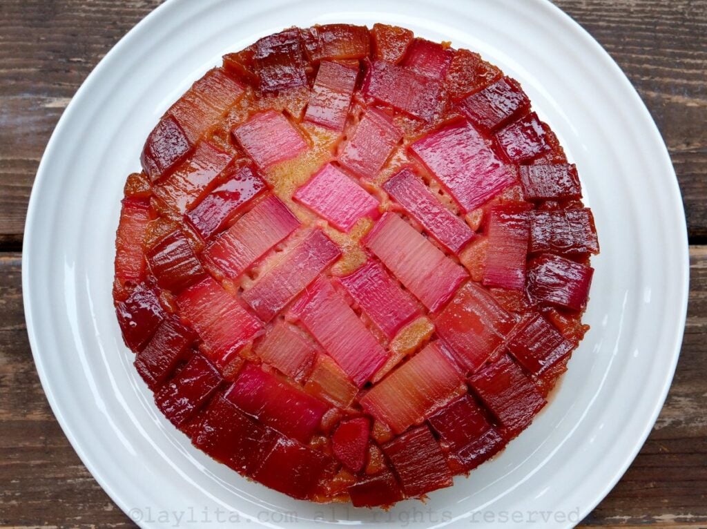 Un gâteau renversé à la rhubarbe sur une assiette blanche
