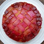 Un gâteau renversé à la rhubarbe sur une assiette blanche