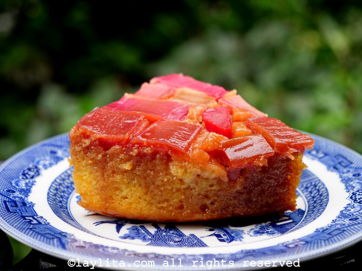Une part de gâteau renversé à la rhubarbe sur une assiette bleue