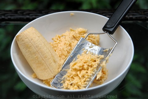 Grate the remaining raw plantain very finely and then mix it with the cooked plantain dough.