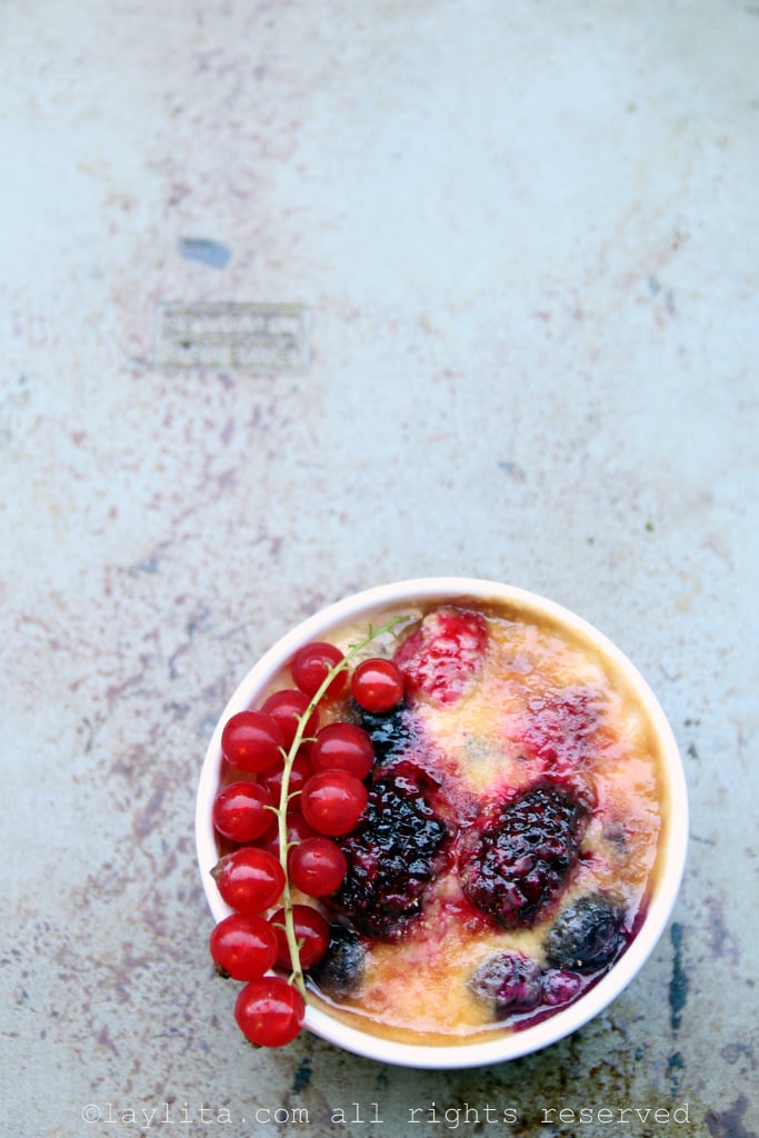 Berries and cream broiled with brown sugar