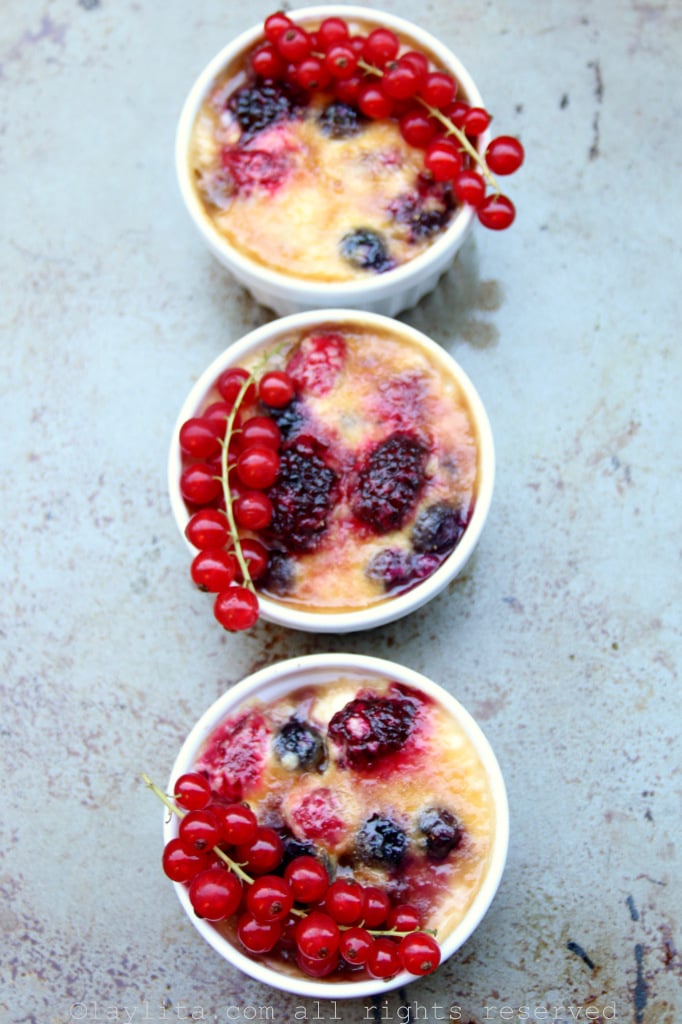 Berries broiled with cream and sugar