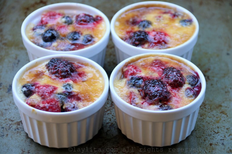 Berries broiled with cream