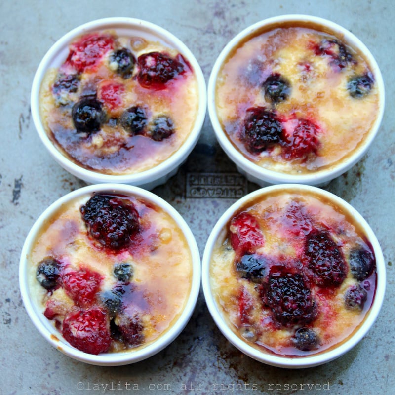 Berries bruleed with cream