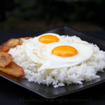 Rice with fried eggs o arroz con huevo