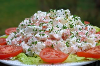 Assiette de crevettes et tomates en salade