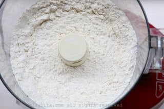 Mezcle la harina, la sal, el azúcar (si lo desea agregar), y el polvo de hornear en la procesadora de alimentos