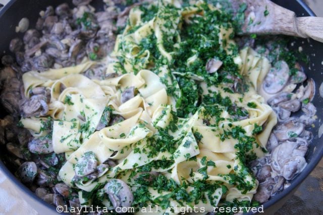 Mushroom pasta sauce preparation
