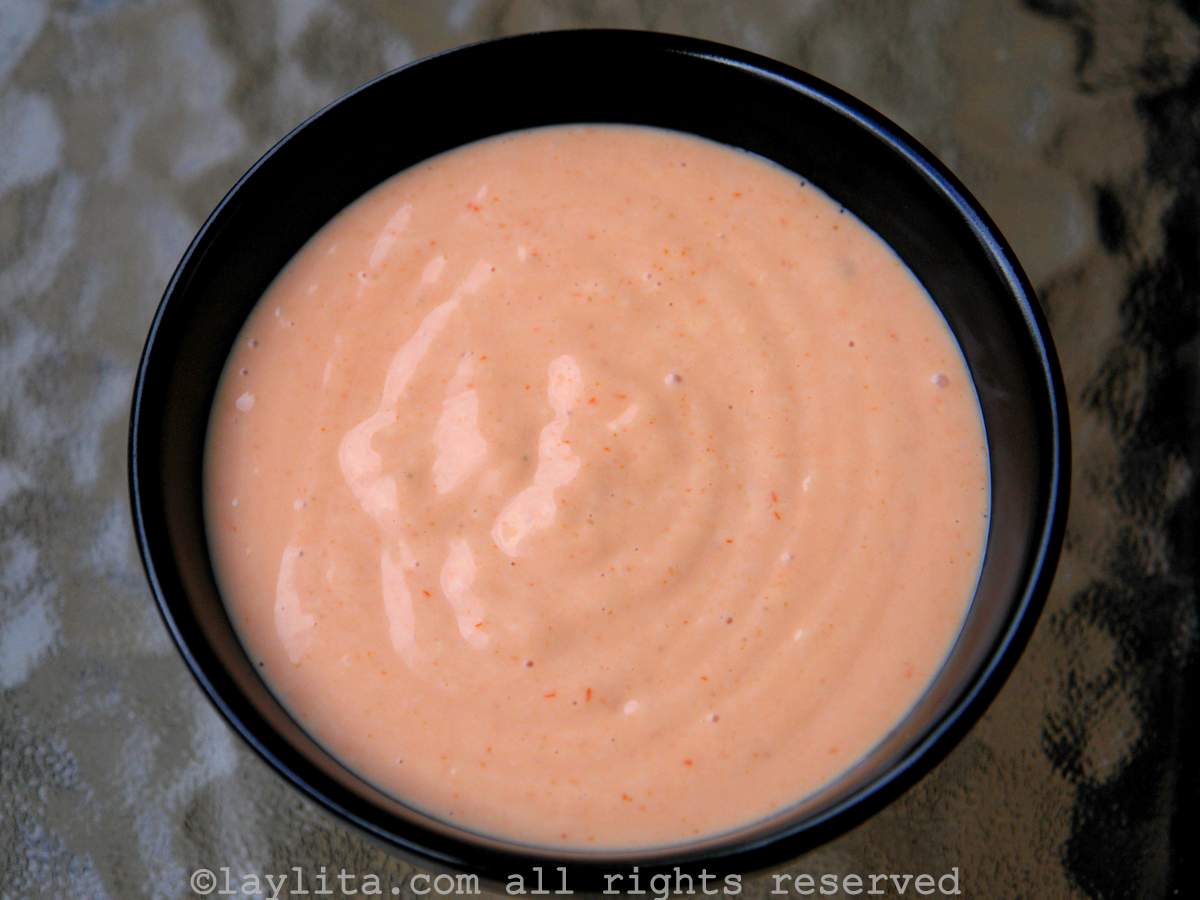 Salsa rosada, a mix of mayo and ketchup, in a black bowl