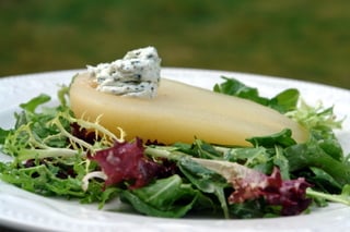 Salade aux poires pochées et au fromage de chèvre - présentation 1