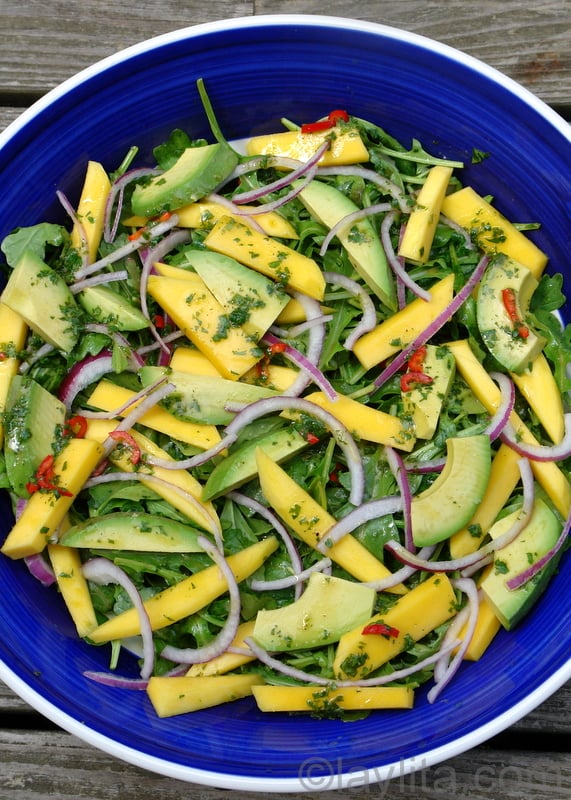 Salada refrescante de manga, abacate e rúcula