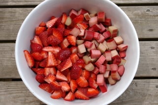 Préparation des fraises et de la rhubarbe