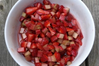 Préparation des fraises et de la rhubarbe