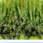 Grilled asparagus with parsley sauce
