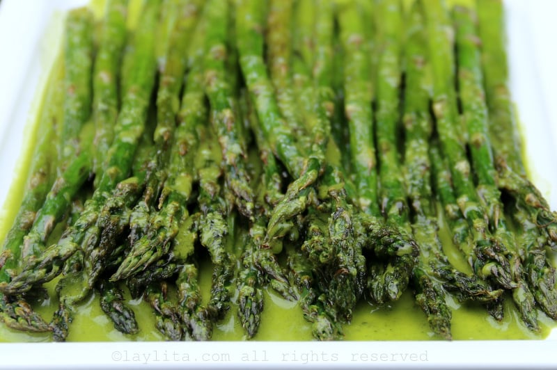 Grilled asparagus with parsley sauce