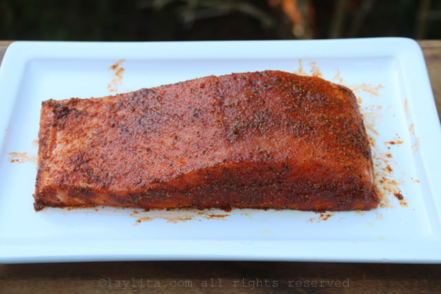Rub with salmon with the oil and the seasoning mix