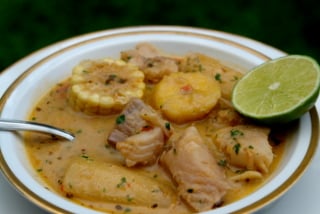 Servir la soupe de poisson équatorienne 