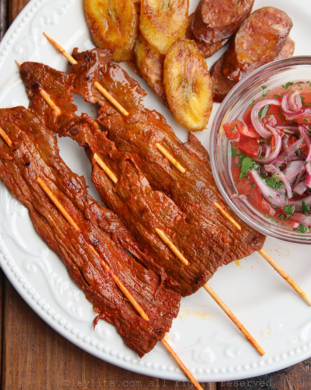 Receita de espetinhos de filé de carne (“carne en palito” ou “chuzos” equatorianos)