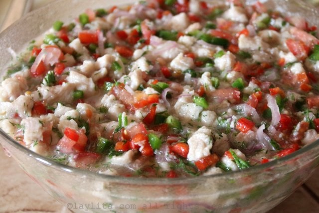 Mezclar el pescado curtido con la mezcla de cebolla, tomate, pimiento, y agregar cilantro, sal, jugo de limon, y aceite al gusto