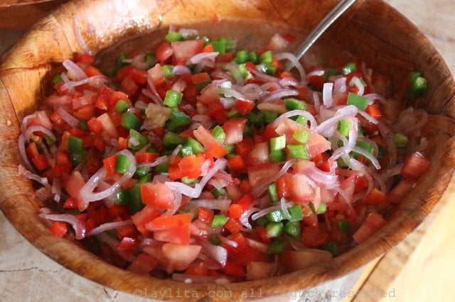 Curtiendo cebolla, tomate y pimiento verde para el ceviche
