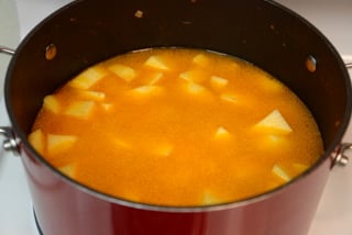 Preparação de Sopa de Batata e Queijo