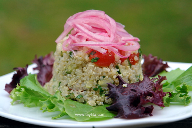 Salade de quinoa aux oignons rouges marinés
