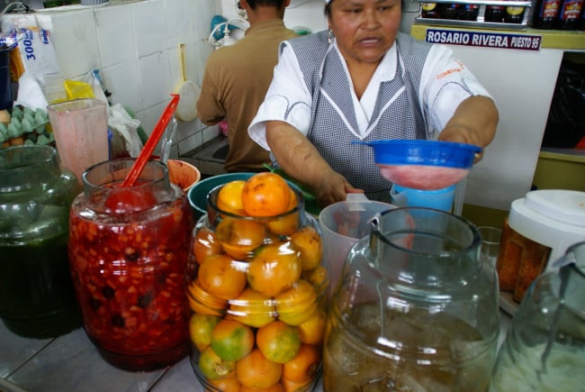 Making juice at the mercado