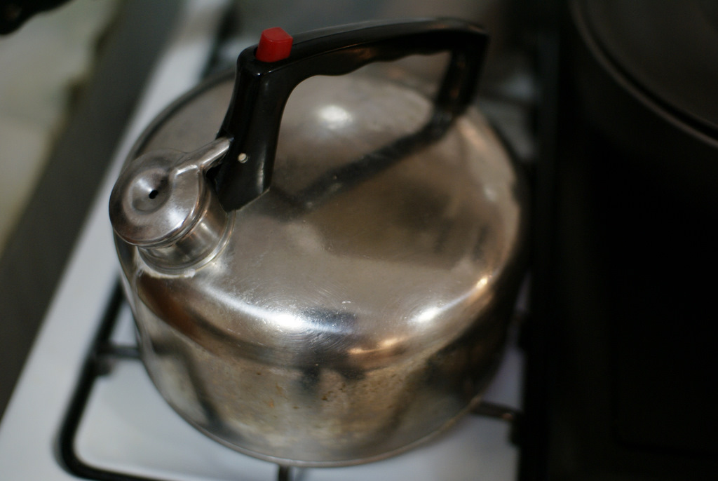 Making aguita de cedron or tea