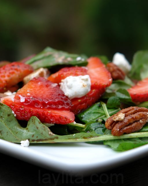 Arugula salad with strawberries and goat cheese