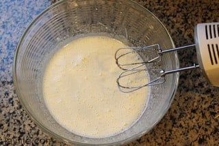 Mix the sugar and the eggs until they are creamy