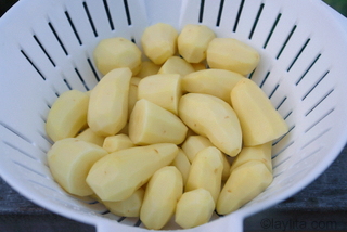 Petites pommes de terre épluchées et coupées en deux.