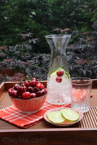 Bebida refrescante com cerejas