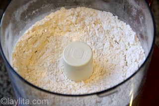 Mélanger la farine avec le sucre et le sel dans un robot mélangeur.