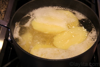Faire bouillir les pommes de terre jusqu'à ce qu'elles soient tendres.