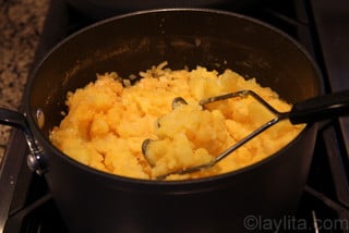 Ajouter les pommes de terre et le lait, puis mettre en purée.