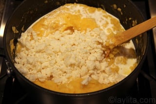 Ajouter le fromage frais et la crème à la purée de pomme de terre.