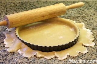 Utiliser un rouleau à pâtisserie pour couper l'excès de pâte sur les bords.